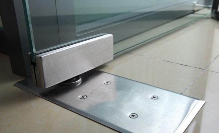Bảo trì thay cửa kính bản lề sàn