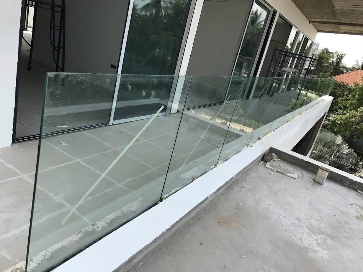 lan can kính cường lực