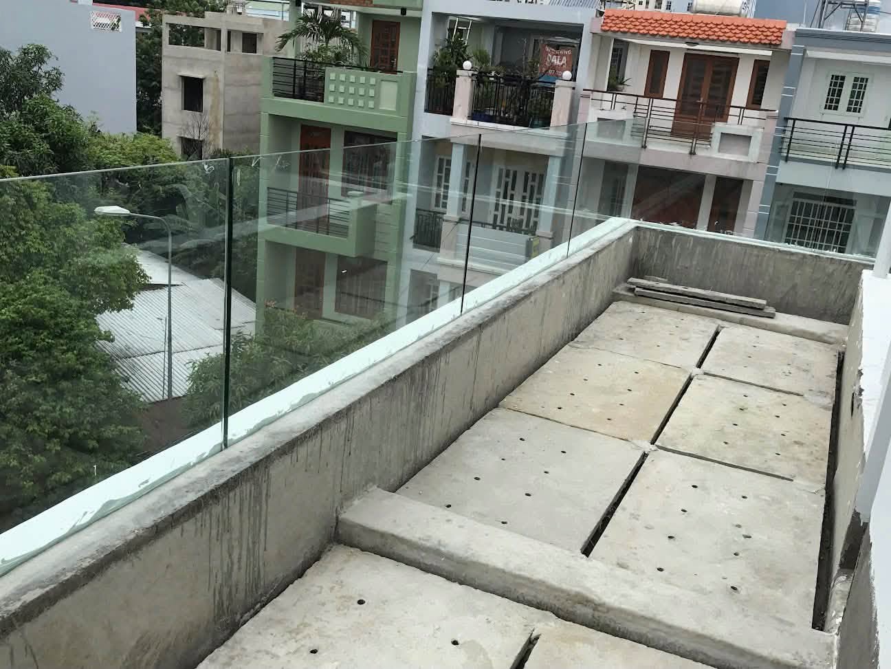 lan can kính cường lực