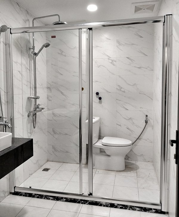 vách kính phòng tắm