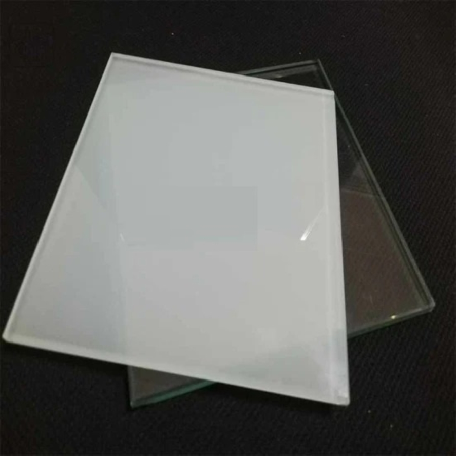 kính màu trắng sữa