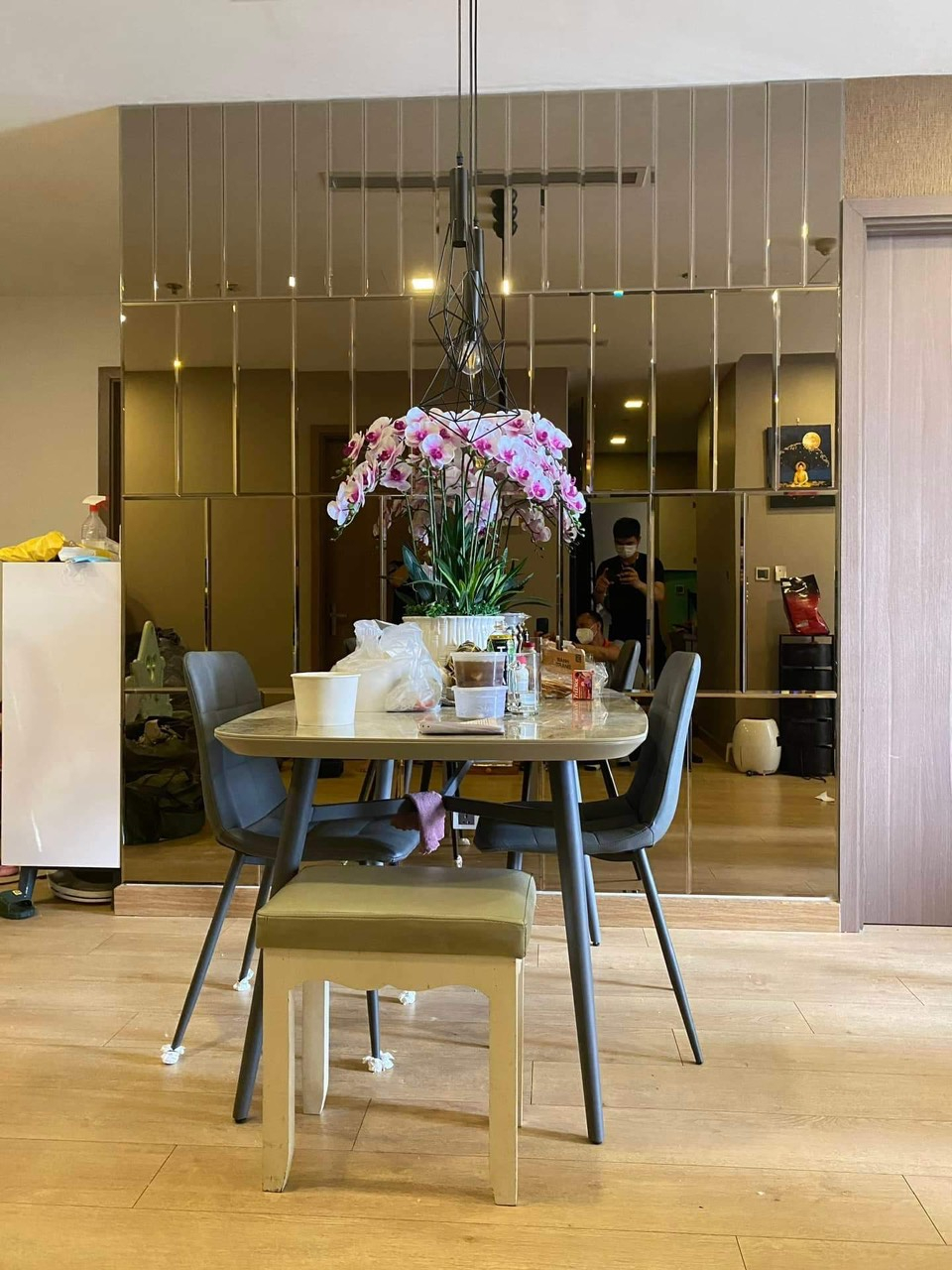 kính thủy trà ốp vách trần