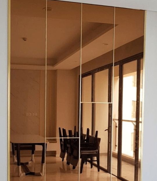 kính thủy trà ốp vách trần