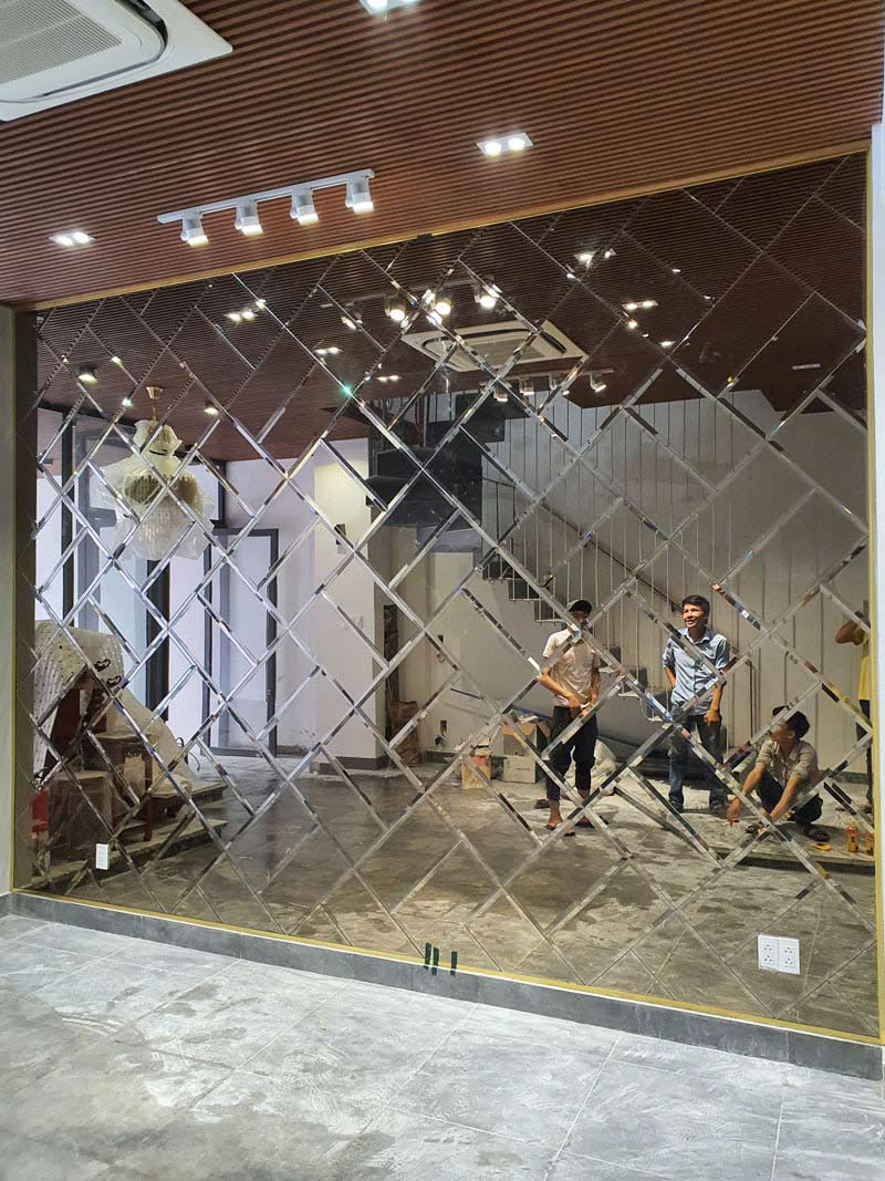 kính thủy trà ốp vách trần