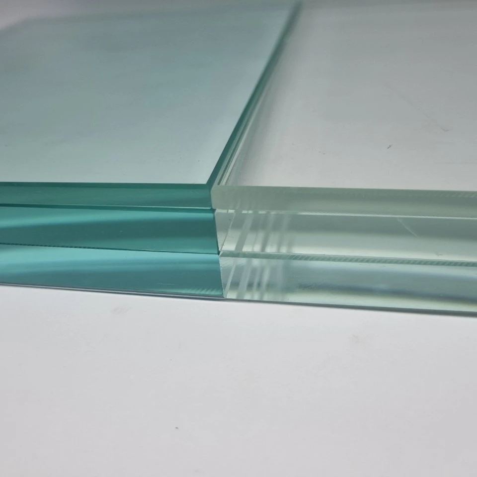 phân biệt kính siêu trong và kính thường