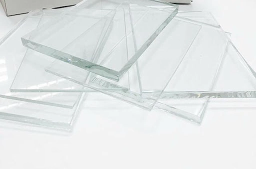 phân biệt kính siêu trong và kính thường