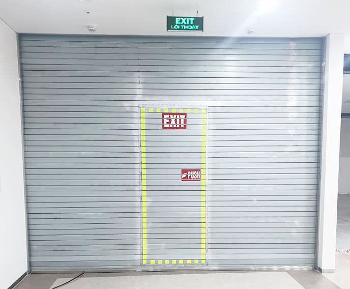 Cửa cuốn có cửa thoát hiểm
