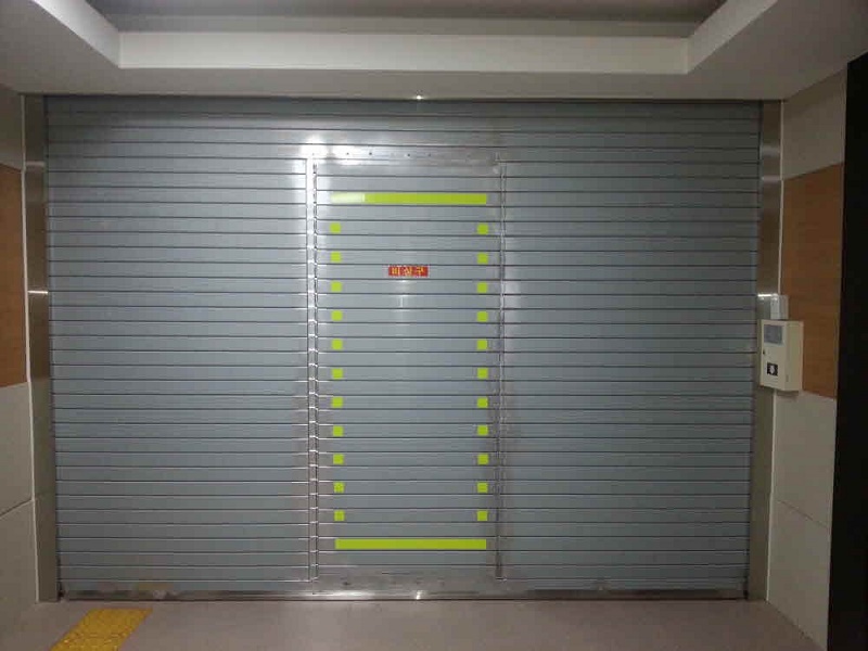 Cửa cuốn có cửa thoát hiểm