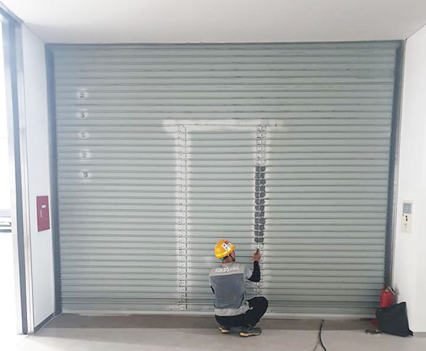 Cửa cuốn có cửa thoát hiểm