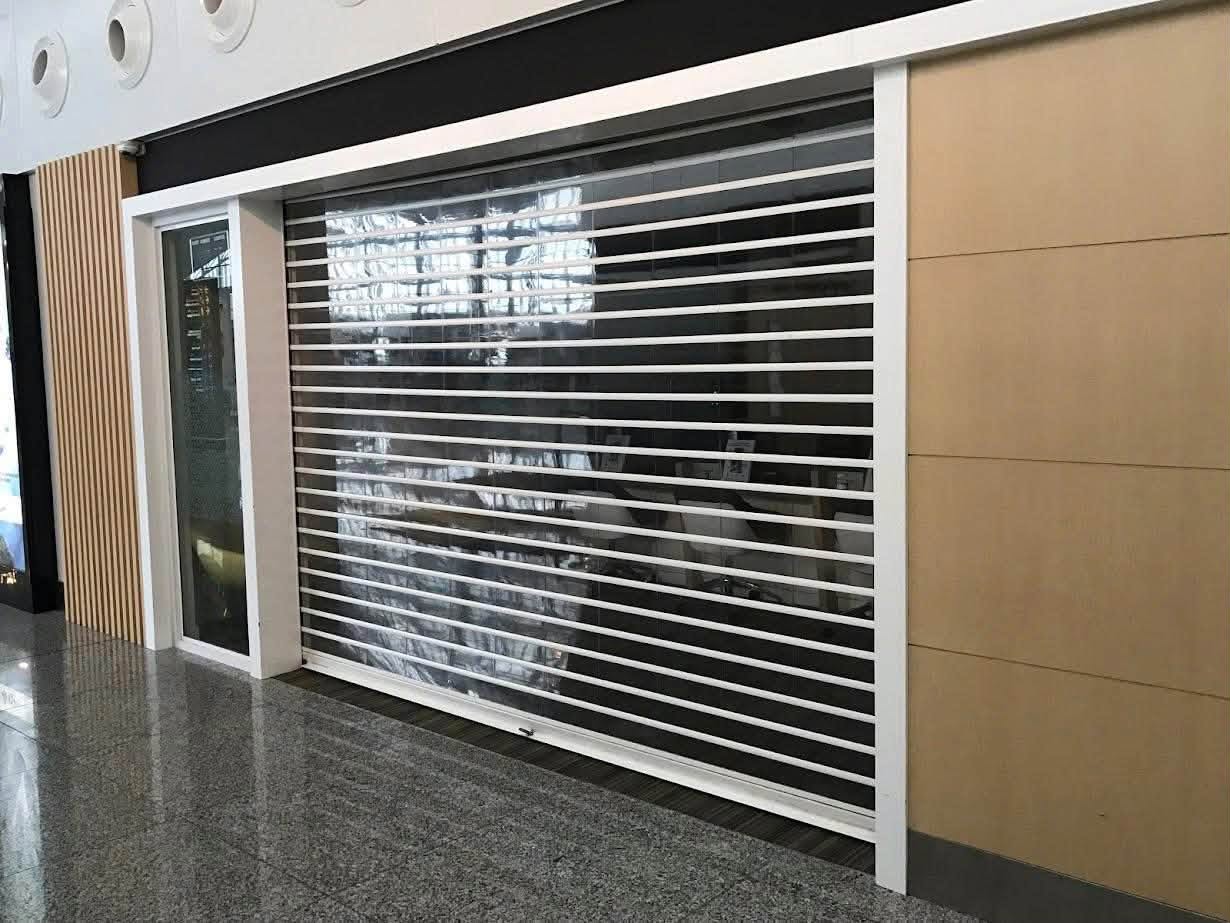 Thi công cửa cuốn trong suốt polycarbonate
