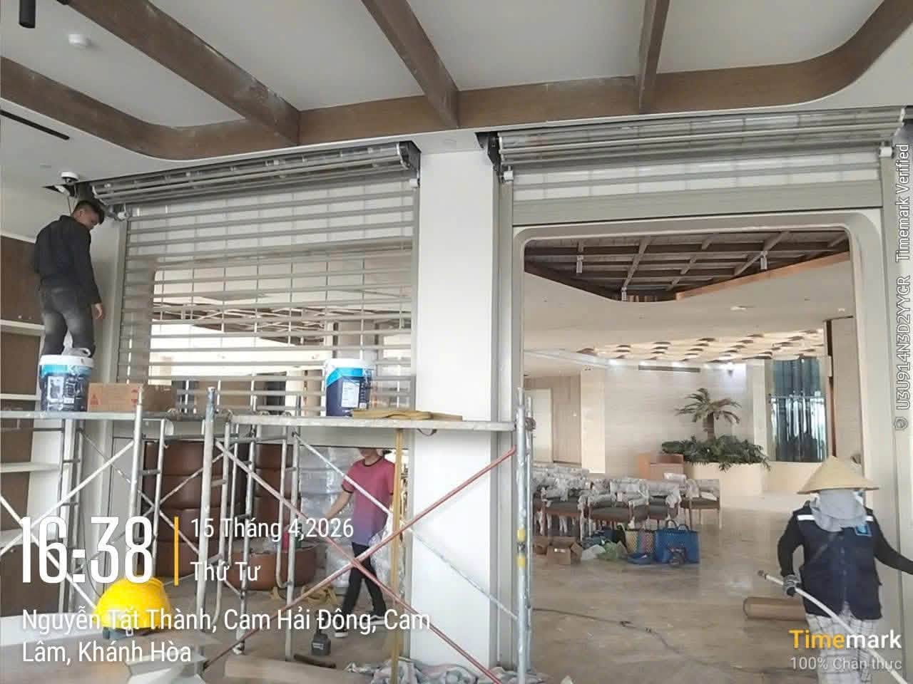 Thi công cửa cuốn trong suốt polycarbonate
