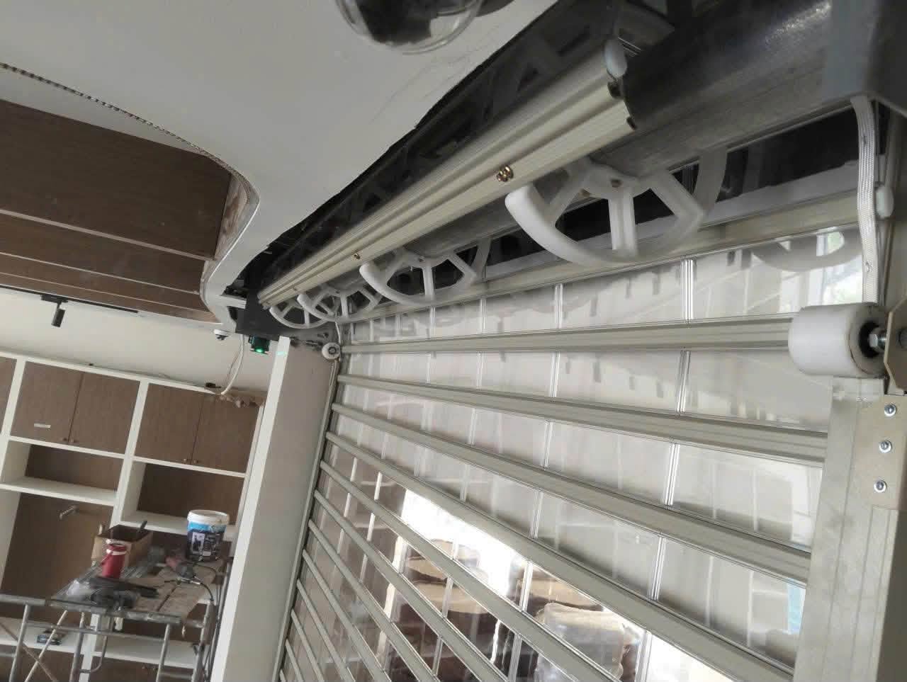 Thi công cửa cuốn trong suốt polycarbonate
