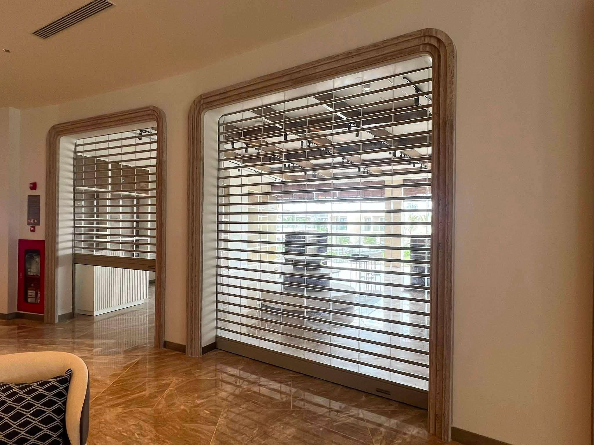 Thi công cửa cuốn trong suốt polycarbonate