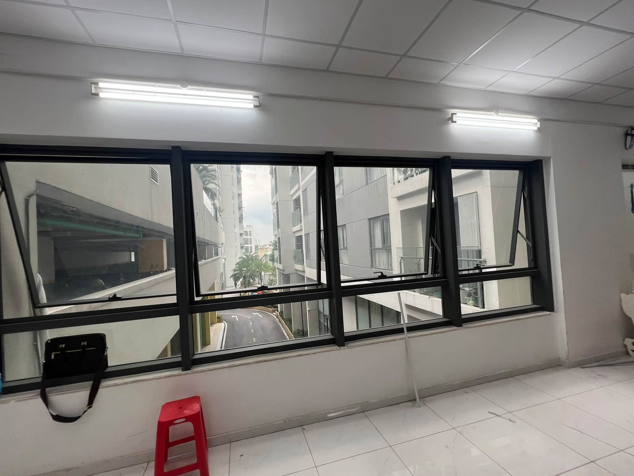 Thi công kính hộp